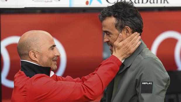 Sampaoli y Luis Enrique se saludan antes del partido entre el Sevilla y el Barcelona