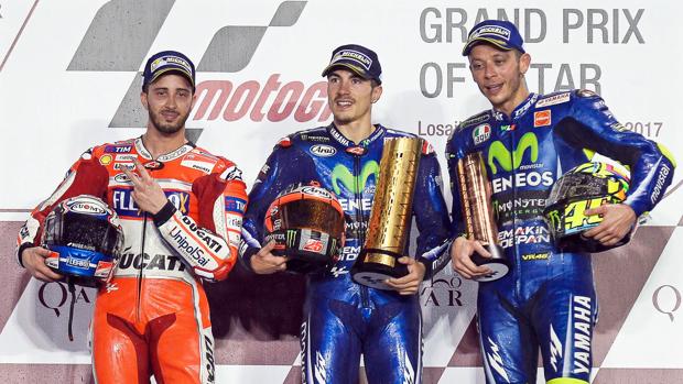 De izquierda a derecha: Dovizioso, Viñales y Rossi, en el podio de Qatar