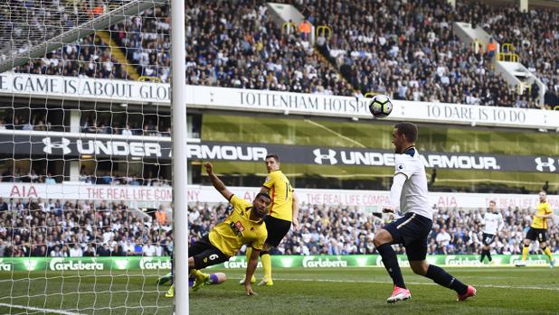 El Tottenham golea y mete presión al Chelsea