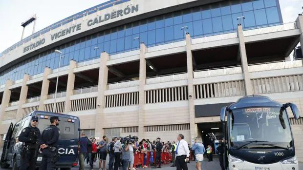 El autobús del Leicester custodiado por la Policía Nacional, junto al estadio Vicente Calderón