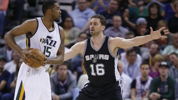 Pau Gasol, frente a Derrick Favors, durante el Spurs-Jazz