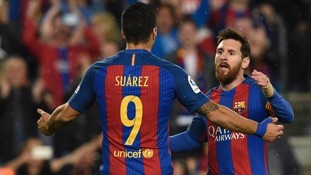 Messi celebra su gol ante la Real Sociedad abrazando a Luis Suárez