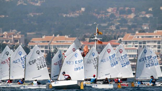 María Perelló lidera la Copa de España de Optimist