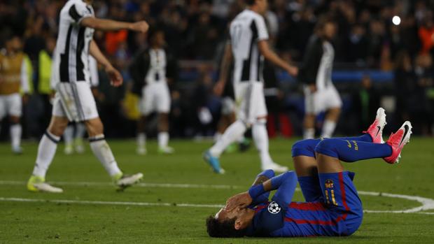 Neymar se lamenta en el suelo tras caerr eliminado de la Champions ante la Juventus