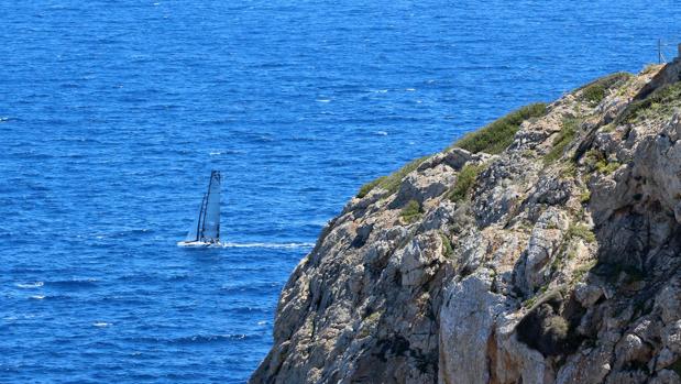 Sin viento, el «STP Rigging-Med» abandonó el intento de récord de la Vuelta a Mallorca