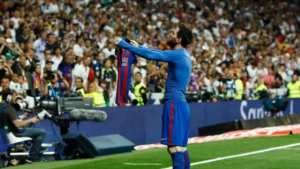 Leo Messi muestra su camiseta el Bernabéu