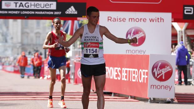Josh Griffiths, tras cruzar la meta en el maratón de Londres