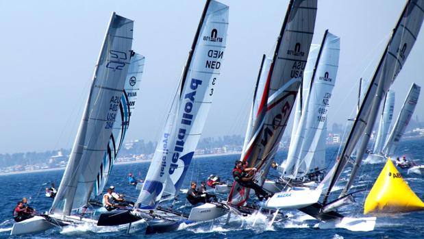 Competición de catamarán en aguas de la Bahía de Cádiz.