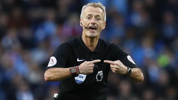 Martin Atkinson, en el último derbi de Manchester