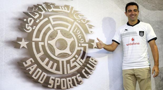 Xavi Hernández posa ante el escudo de su nuevo equipo, el Al-Sadd de Qatar
