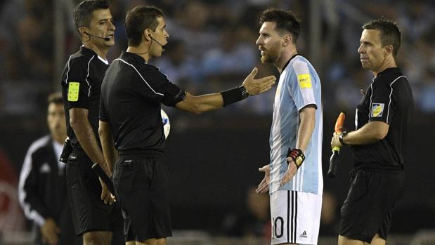 Leo Messi le pide explicaciones al árbitro durante el partido entre Argentina y Chile