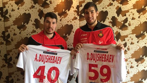 Los hermanos posan con la camiseta de la selección española