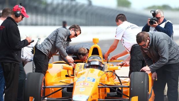 Fernando Alonso participa en su monoplaza de la McLaren de las primeras prácticas con el auto IndyCar