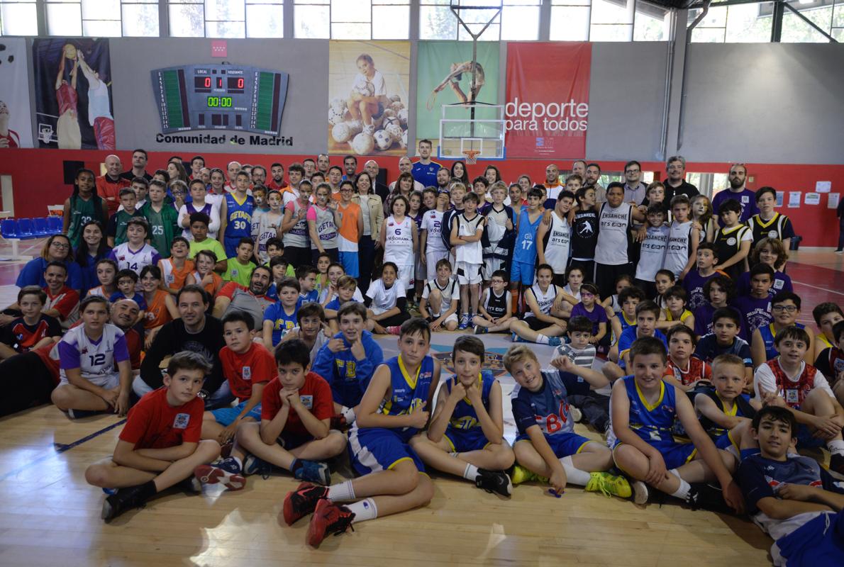 Foto familia con todos los equipos participantes en la Fase Final de «ACB next»