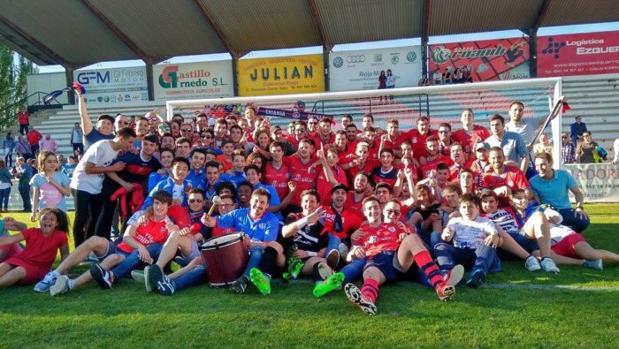 Los jugadores del Calahorra celebran la clasificación para el playoff de ascenso a Segunda B