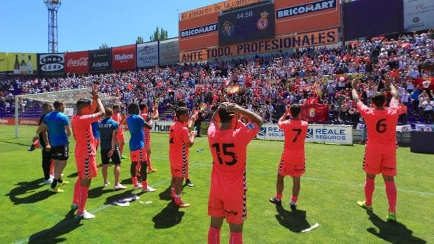 Los jugadores de la Cultural celebran con su afición el triunfo ante el Valladolid B