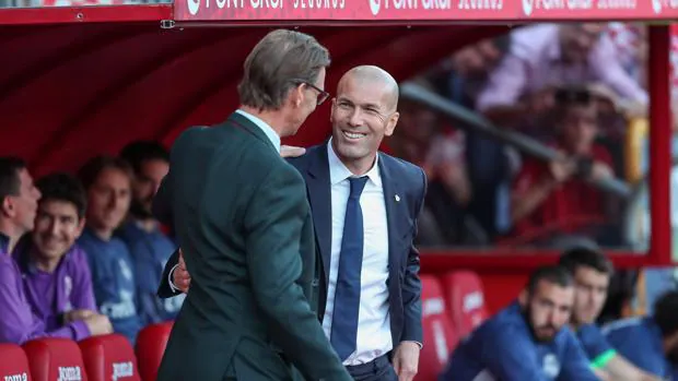 Tony Adams saluda a Zinedine Zidane antes del inicio del partido entre el Granada y el Real Madrid
