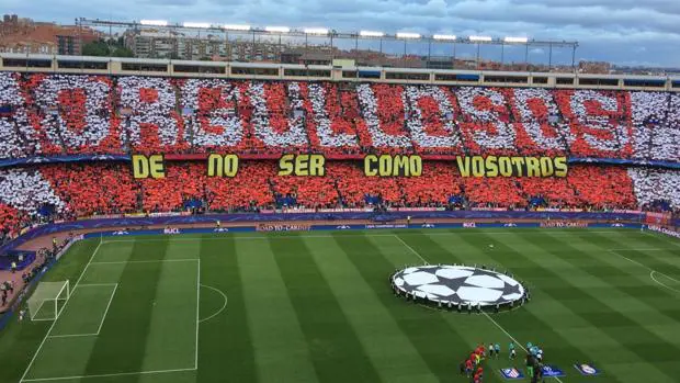 Atlético-Real Madrid: El mosaico del Calderón con mensaje al Madrid: «Orgullosos de no ser como vosotros»