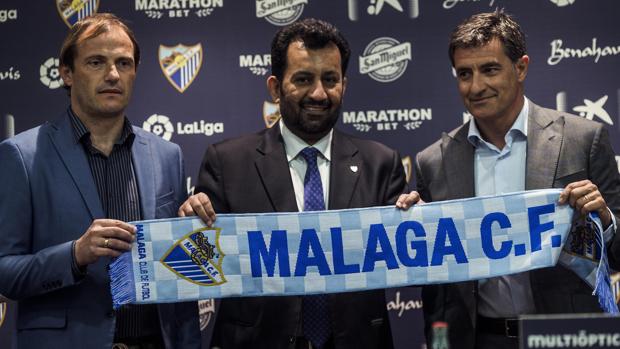 Al-Thani junto a Michel, entrenador del Málaga, y Arnau,, director deportivo del club andaluz