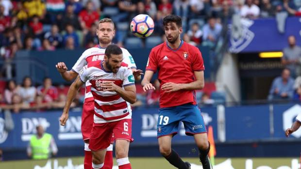 Osasuna brinda una alegría a su afición en la despedida de El Sadar