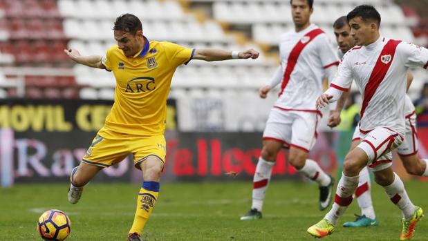 Iván Alejo revoluciona un derbi de poco fútbol