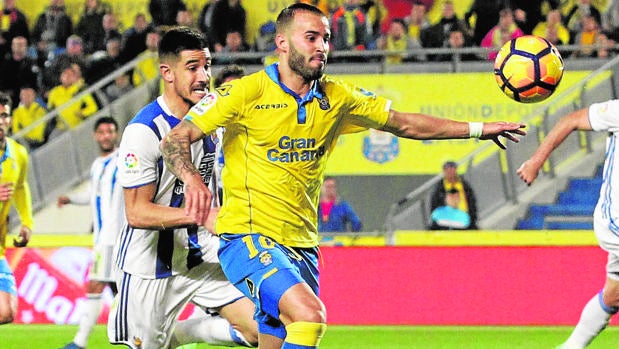 Jesé controla el balón durante un partido de Las Palmas