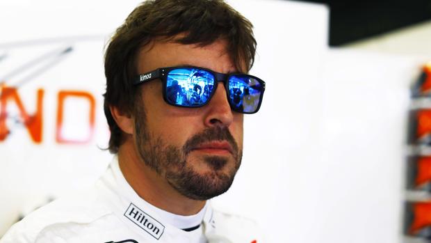 Fernando Alonso, en el box de McLaren en Montmeló