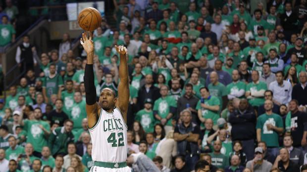 El jugador Al Horford de Boston Celtics lanza el balón en el partido frente a los Wizards