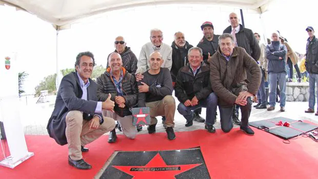 Pablo Gutiérrez inaugura el «Paseo de las Estrellas del Surf» de Somo