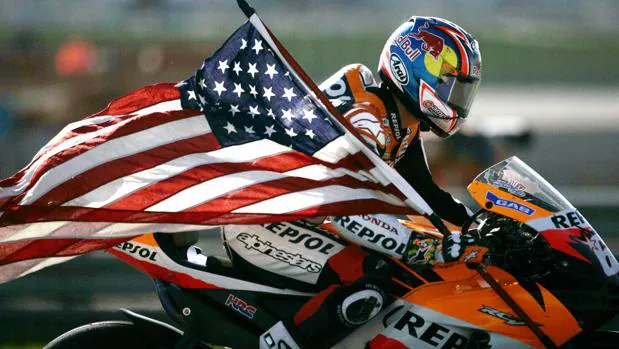 El piloto Nicky Hayden portando la bandera de su país, Estados Unidos