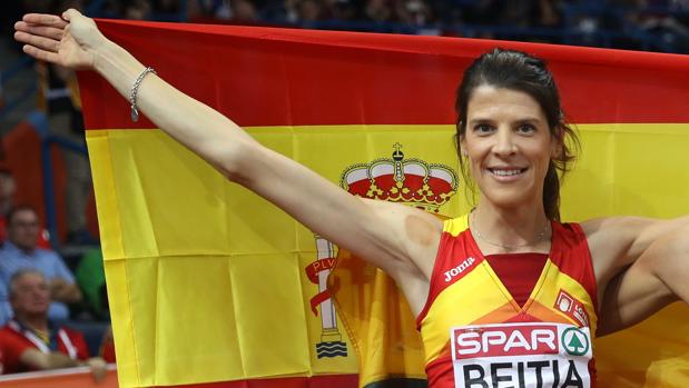 Ruth Beitia posa con la bandera de España.