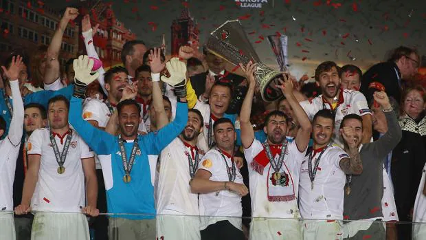 El Sevilla levantando su quinta copa como campeones de la Europa League