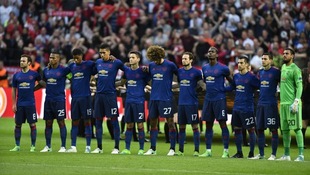 Los jugadores del United, durante el minuto de silencio