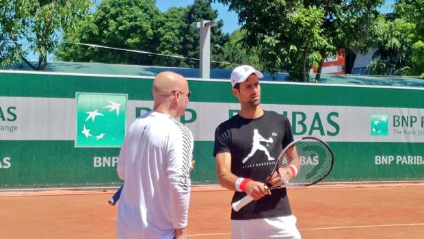 André Agassi y Djokovic, entrenando para Roland Garros