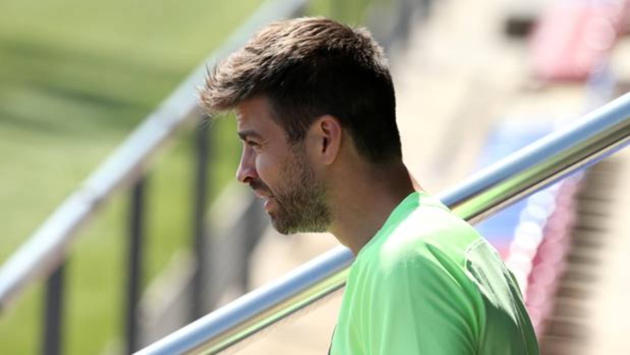 Gerard Piqué sale al campo de entrenamiento para realizar la última sesión antes de la final de Copa