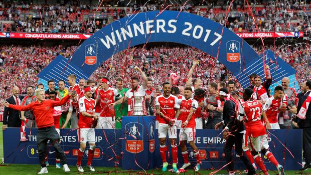 Los jugadores del Arsenal celebran el título en la FA Cup