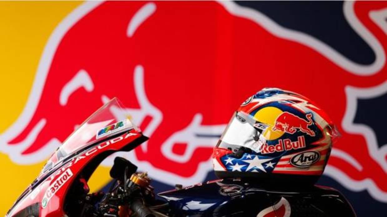 La moto y el casco de Nicky Hayden, presentes en Donington Park