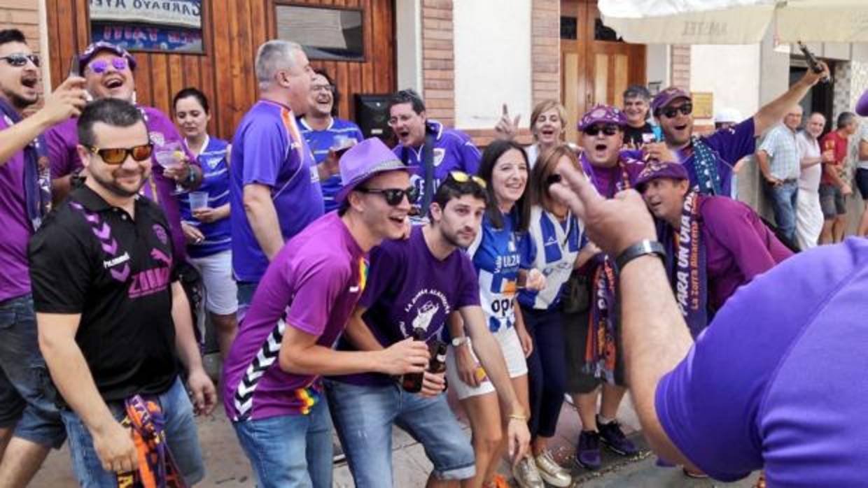 Los aficionados del Guadalajara, en Cintrúenigo, donde se enfrentarán al Atlético Cirbonero