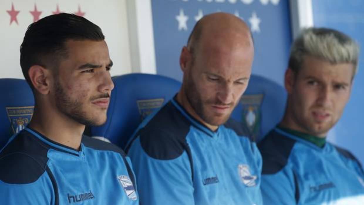 Theo en el banquillo del Alavés durante un partido