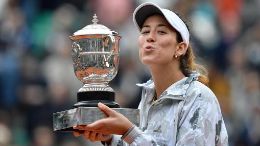 Garbiñe Muguruza con el trofeo Suzanne Lenglen, que la acreditó como campeona