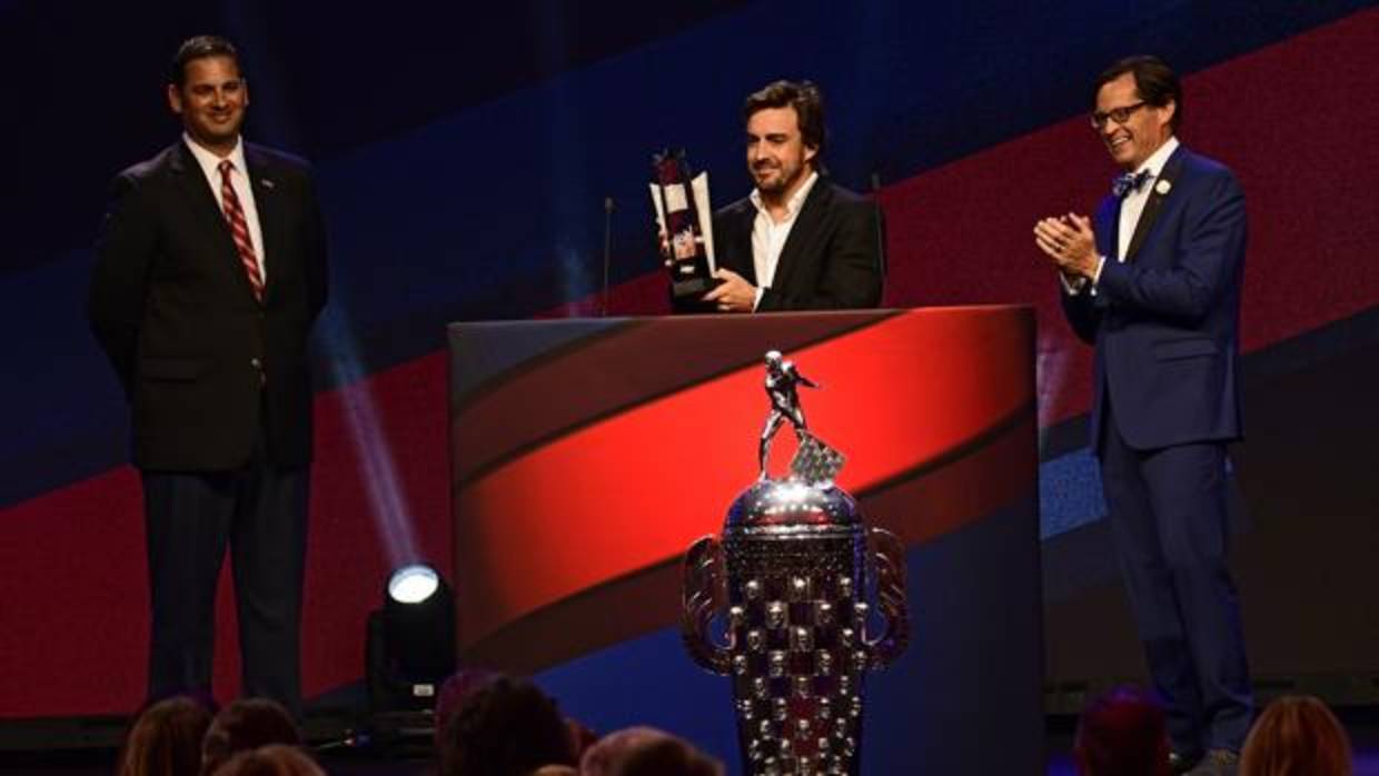 Fernando Alonso recoge su premio en la gala posterior a las 500 millas