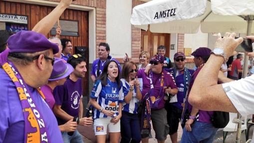 Hinchas del Guadalajara en Cintrúenigo junto a aficionados del Atlético Cirbonero