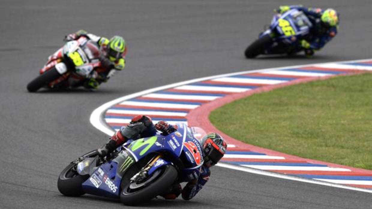 Maverick Viñales, perseguido por Cal Crutchlow y Valentino Rossi