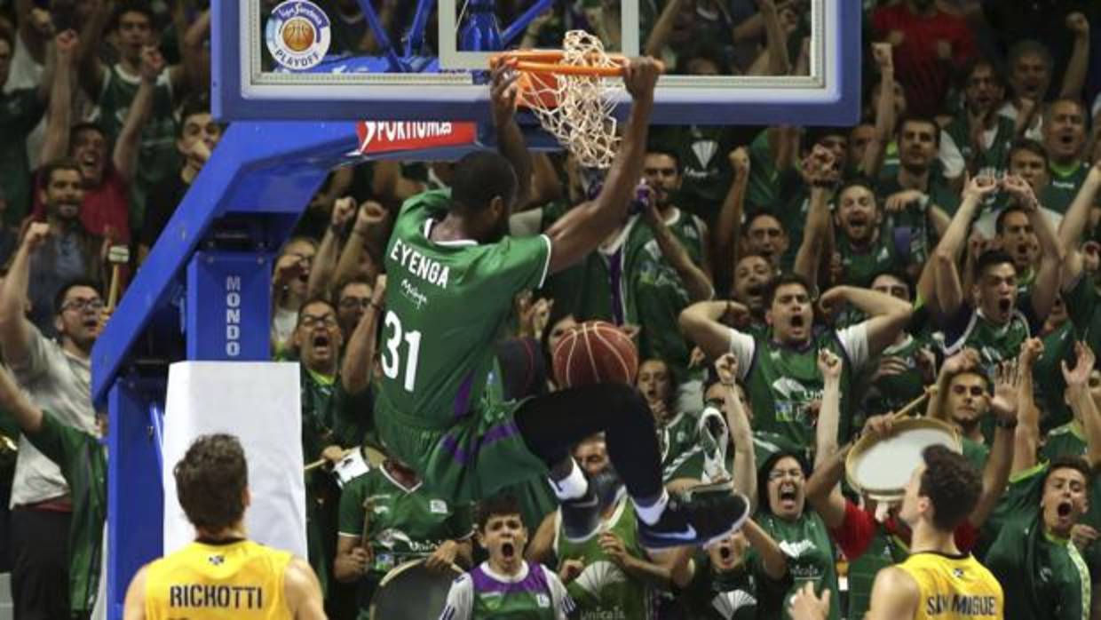 Eyenga machaca el aro en una partido con el Unicaja