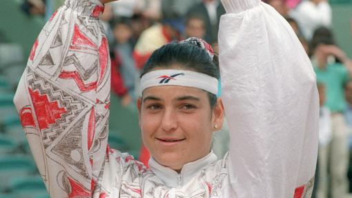 Con 17 años, Arantxa Sánchez Vicario levantando su primer trofeo parisino