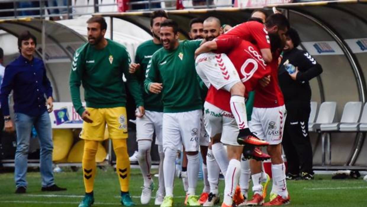 Los jugadores del Villanovense celebran un gol