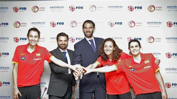 Varias jugadoras de la selección posan junto a Garbajosa y Jiménez Castrillo en la firma del convenio
