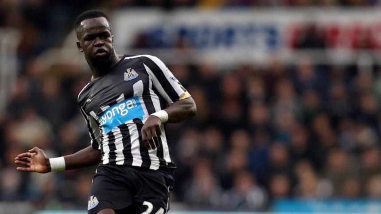 Cheick Tioté , con la camiseta del Newcastle