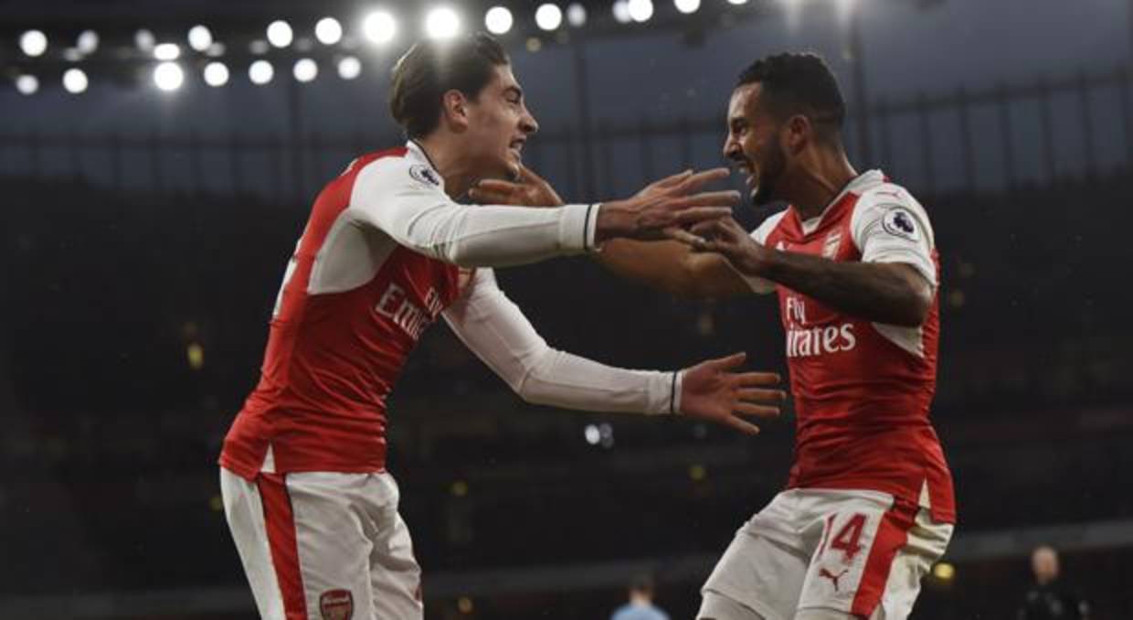 Bellerín celebra un gol del Arsenal con Walcott