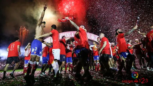 Los jugadores del Girona celebran el ascenso a Primera
